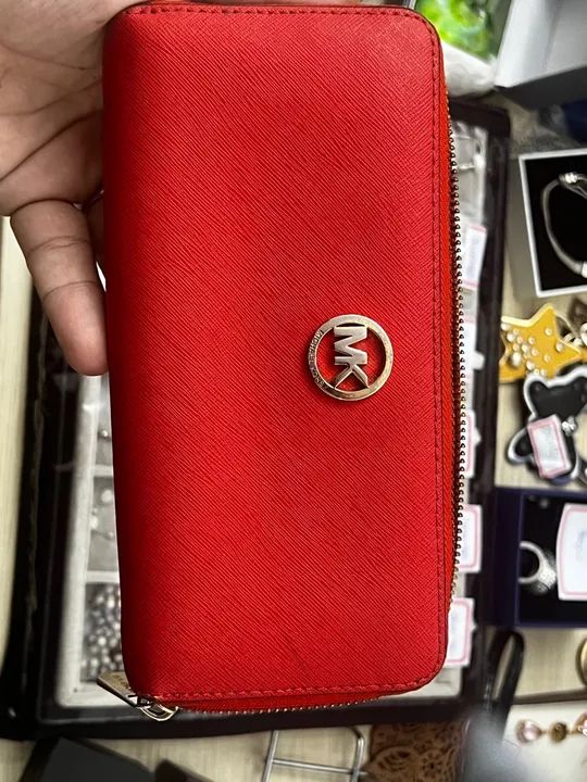 Carteira Michael Kors Vermelha mais bolsas e também Victor Hugo 