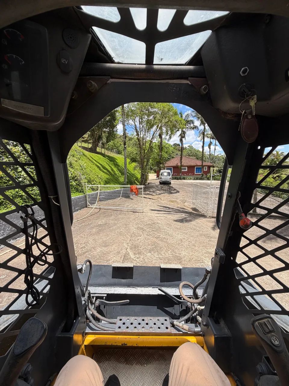 Mini Carregadeira Volvo MC80B Ano 2012 - Foto 8