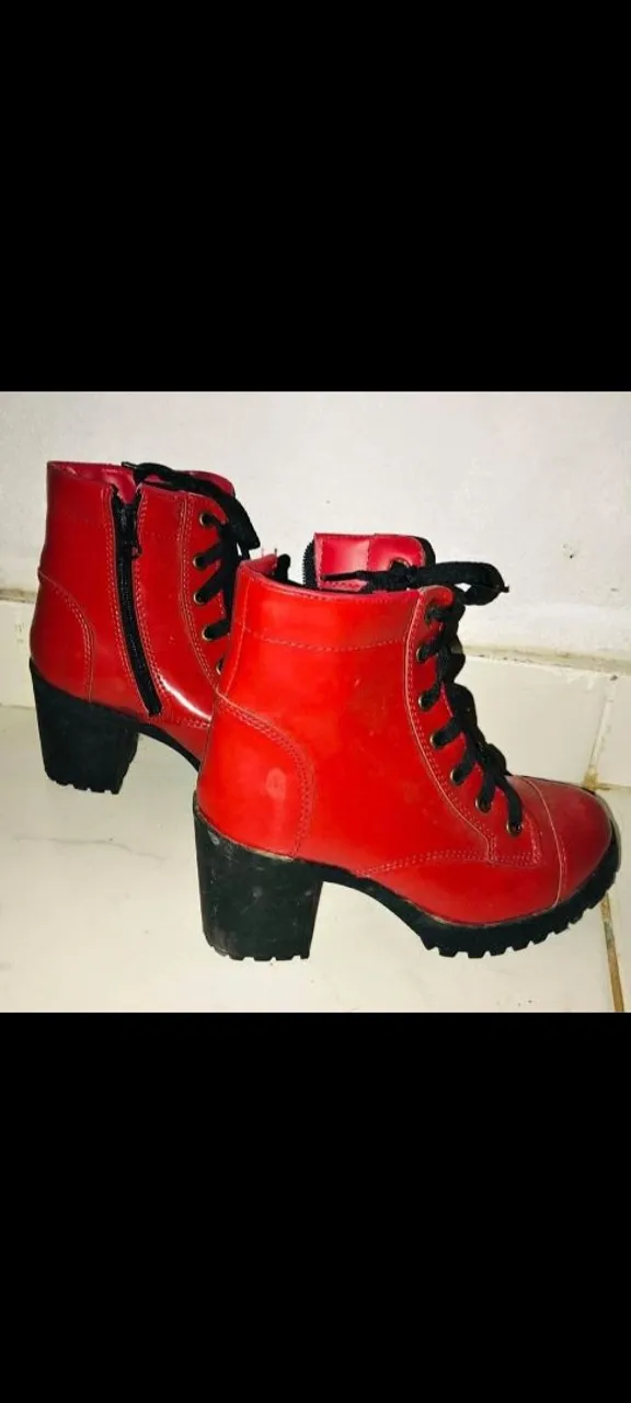 Botas vermelhas estilosas