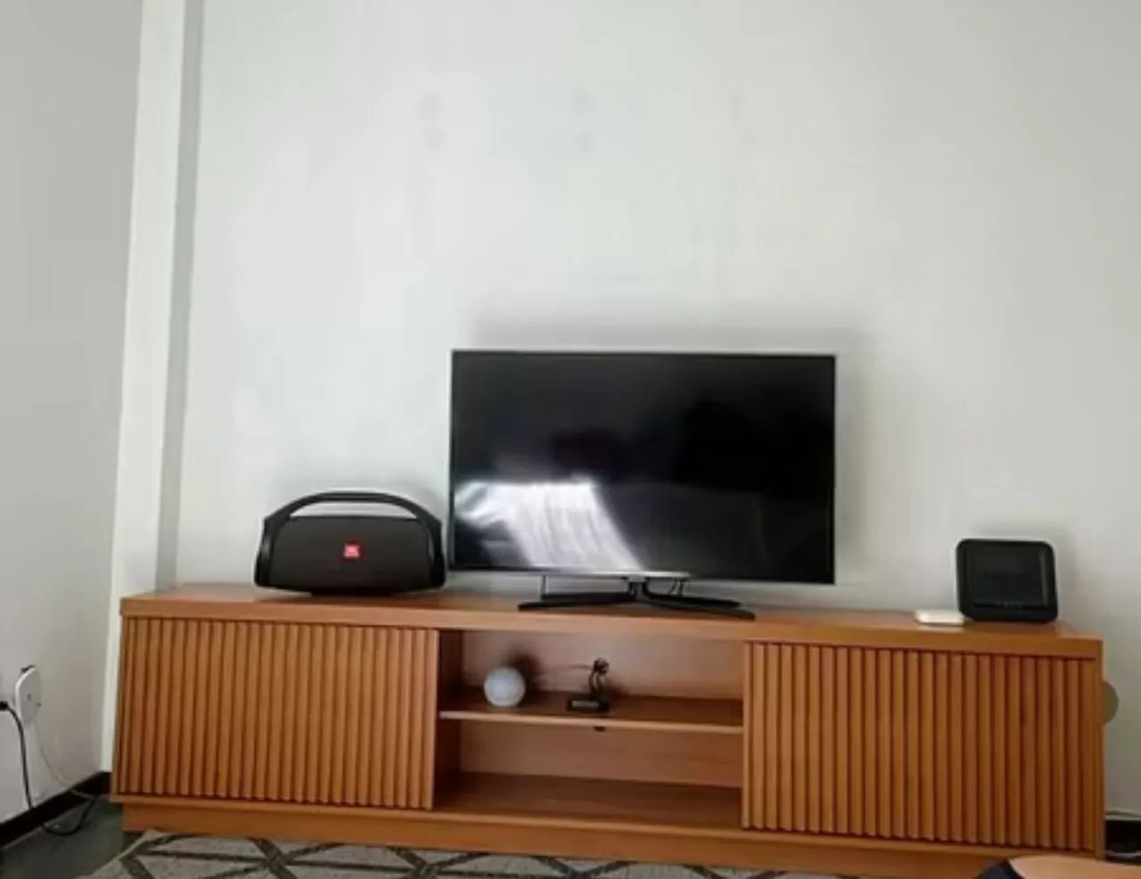 Rack 2,20m elegante com portas ripadas - ideal para sala moderna
