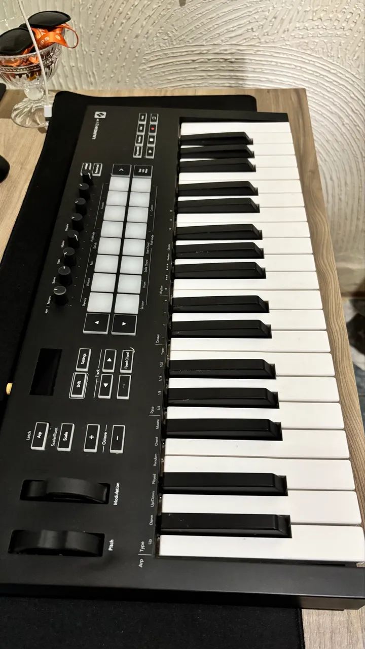 Teclado MIDI Novation Launchkey 37 Mk3 USB EM PERFEITO ESTADO