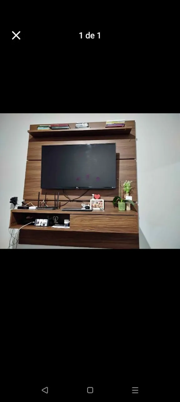 Painel de TV com prateleiras e nicho