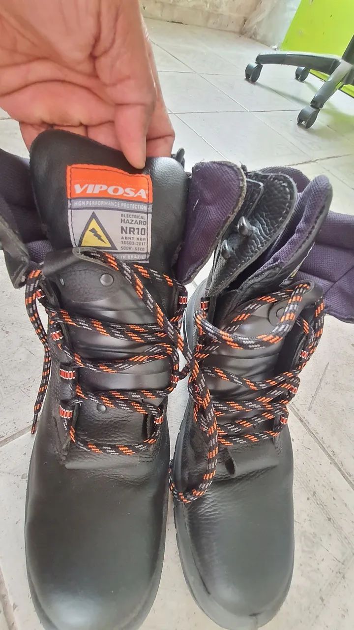 Vende-se bota de segurança tamanho 43 44