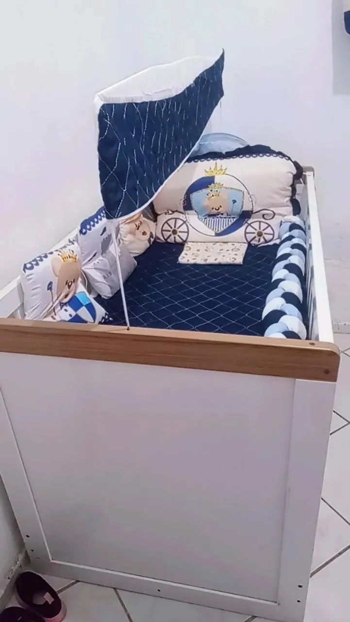 Berço de bebê branco com detalhes em madeira - Foto 3