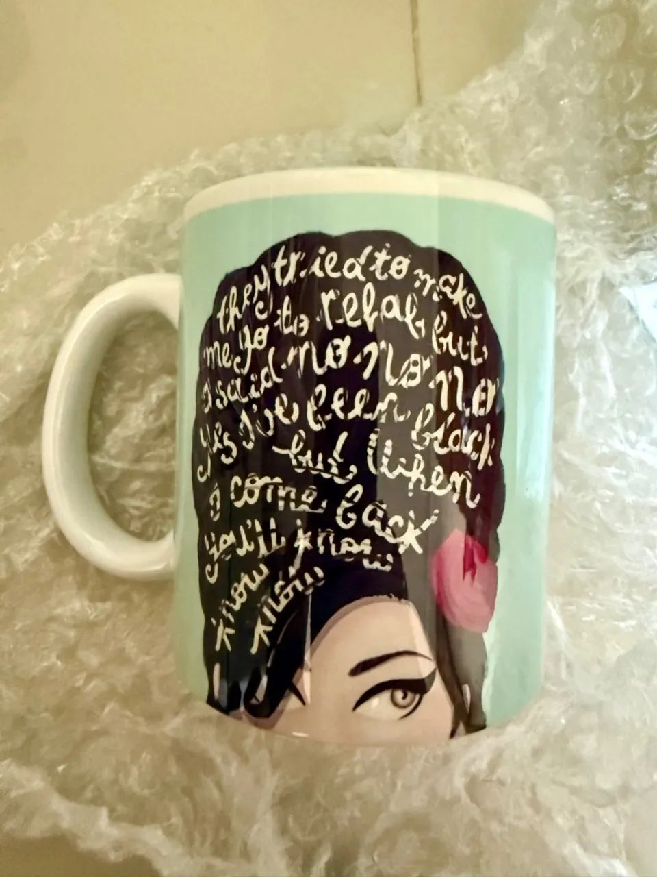 Caneca de cerâmica branca Amy Winehouse- SEM USO 