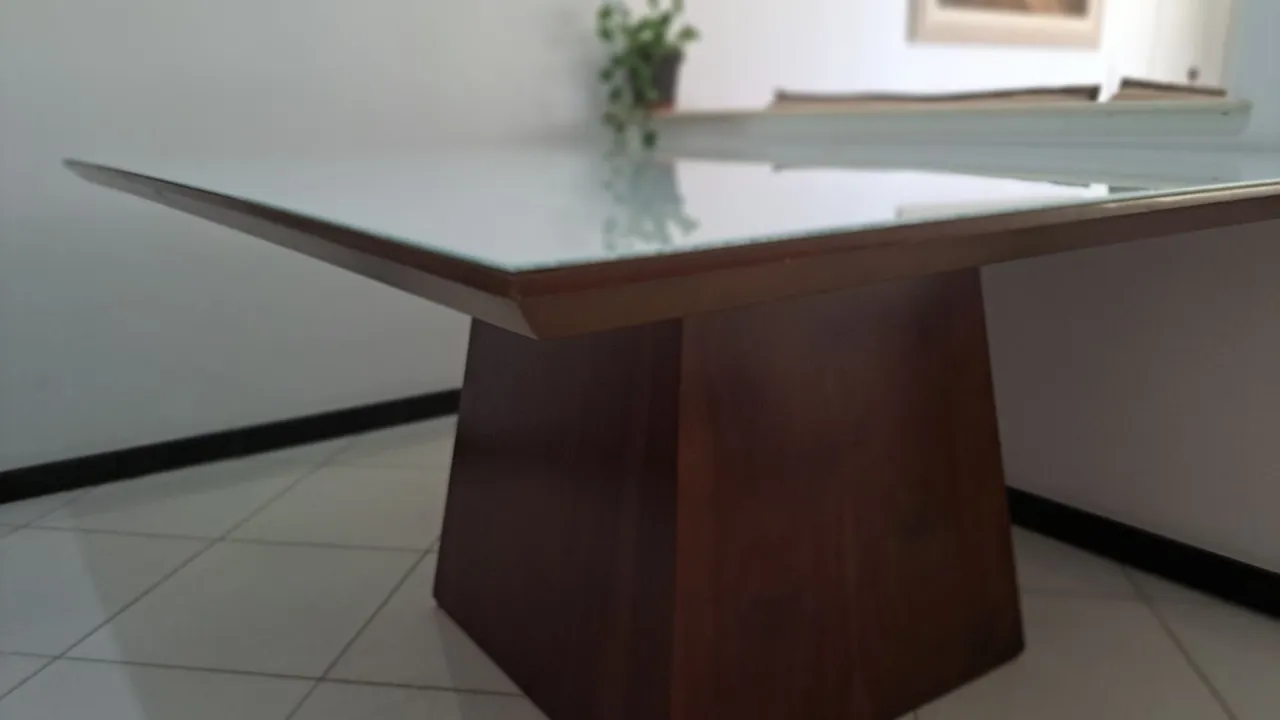 Mesa de jantar com tampo de vidro e base de madeira