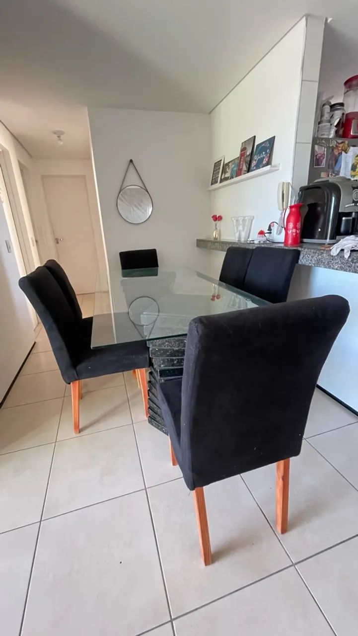 Mesa de 6 lugares com as cadeiras 