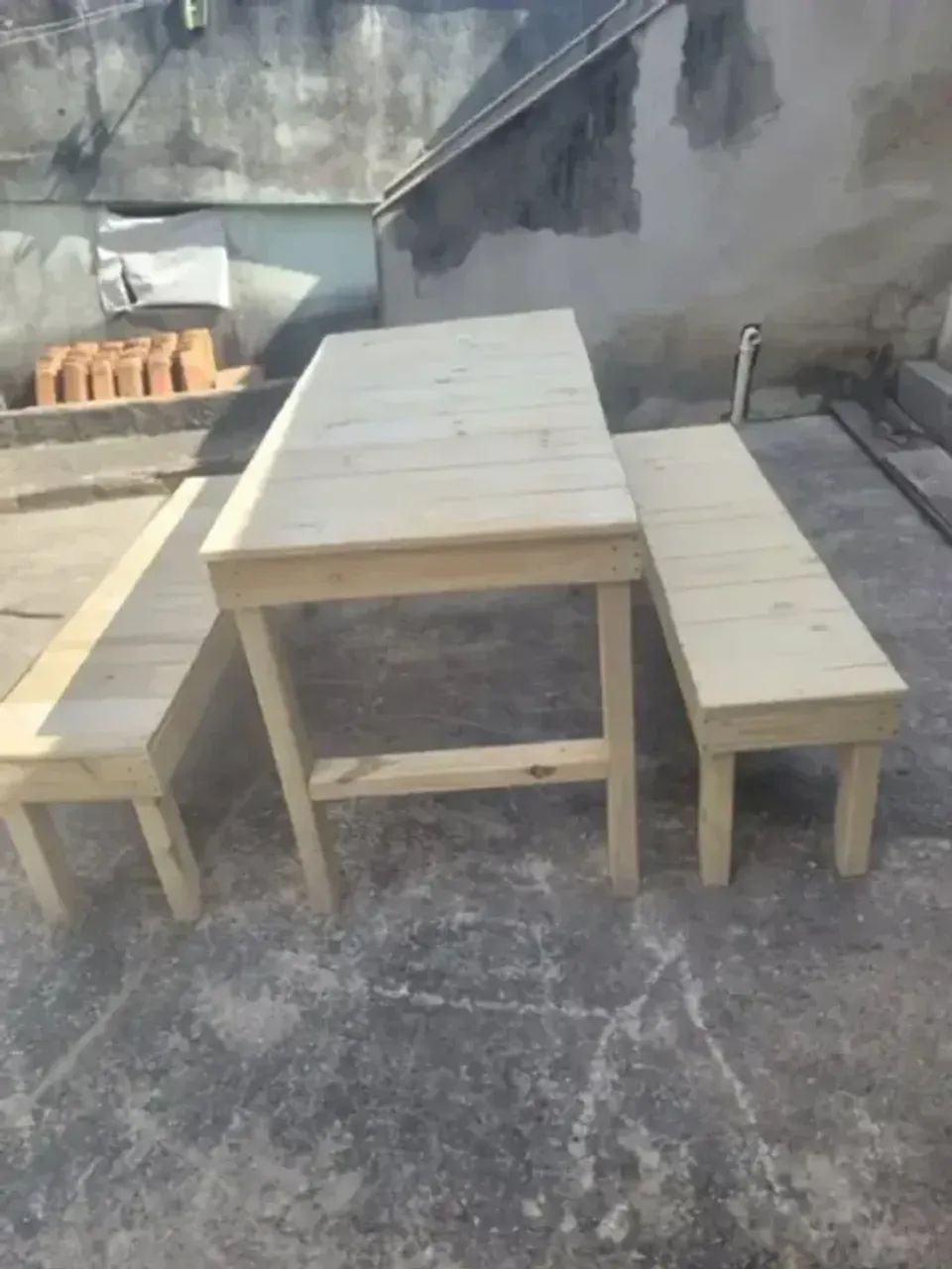 Mesa de madeira maciça toda parafusada e reforçada com dois bancos