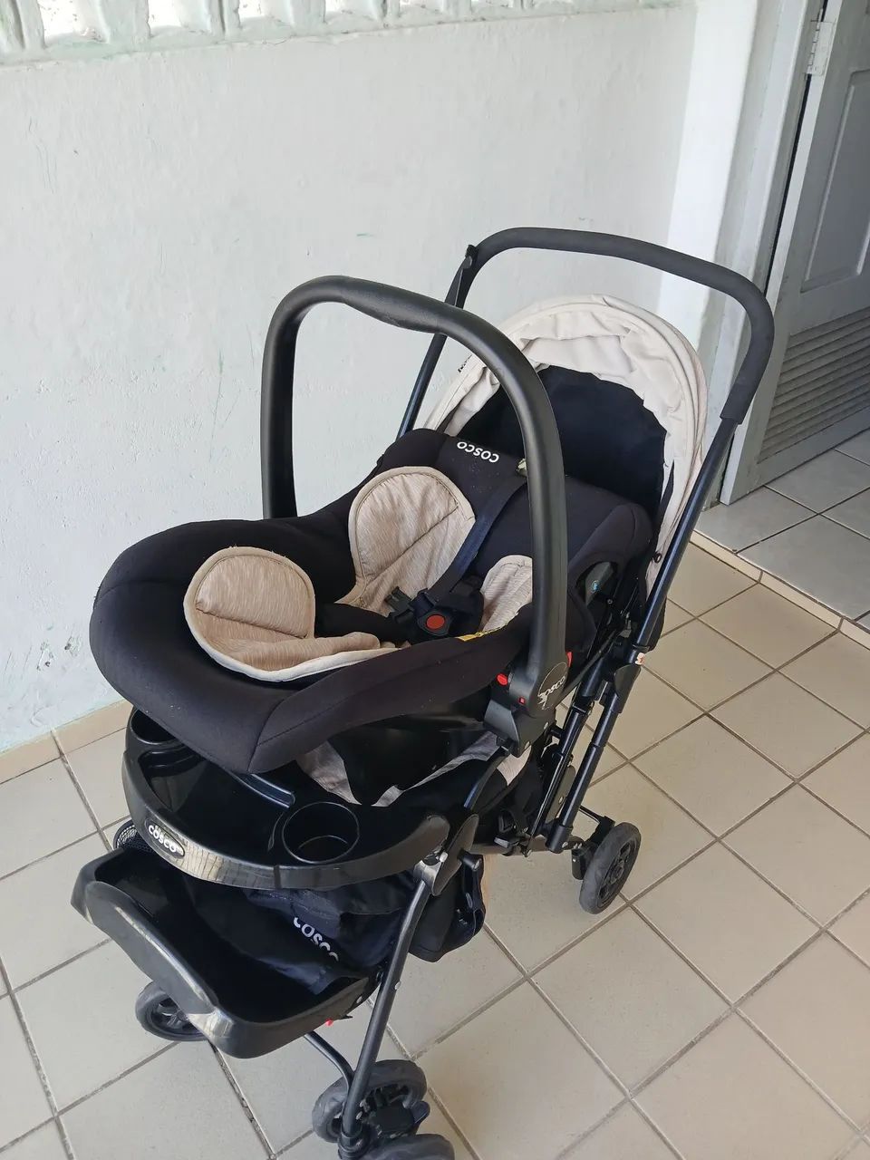 Carrinho de bebê com bebê conforto - Foto 4
