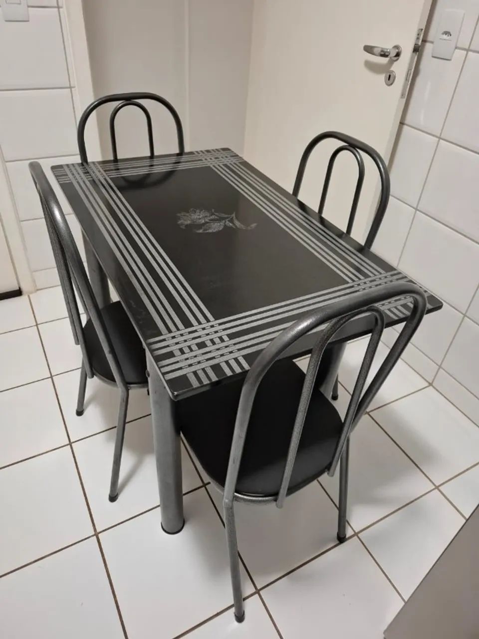 Kitchen Table with 4 Chairs – Excellent Condition65115993081859121