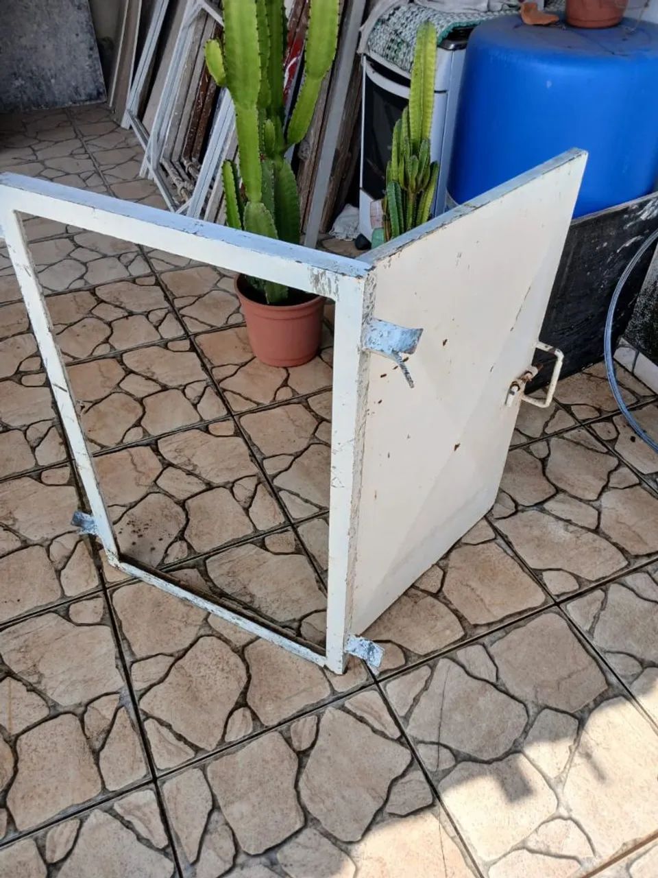 Portão de Alçapão de ferro com batente e grapa