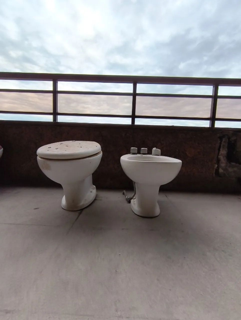 Conjunto vaso sanitário e bidê branco marca Celite