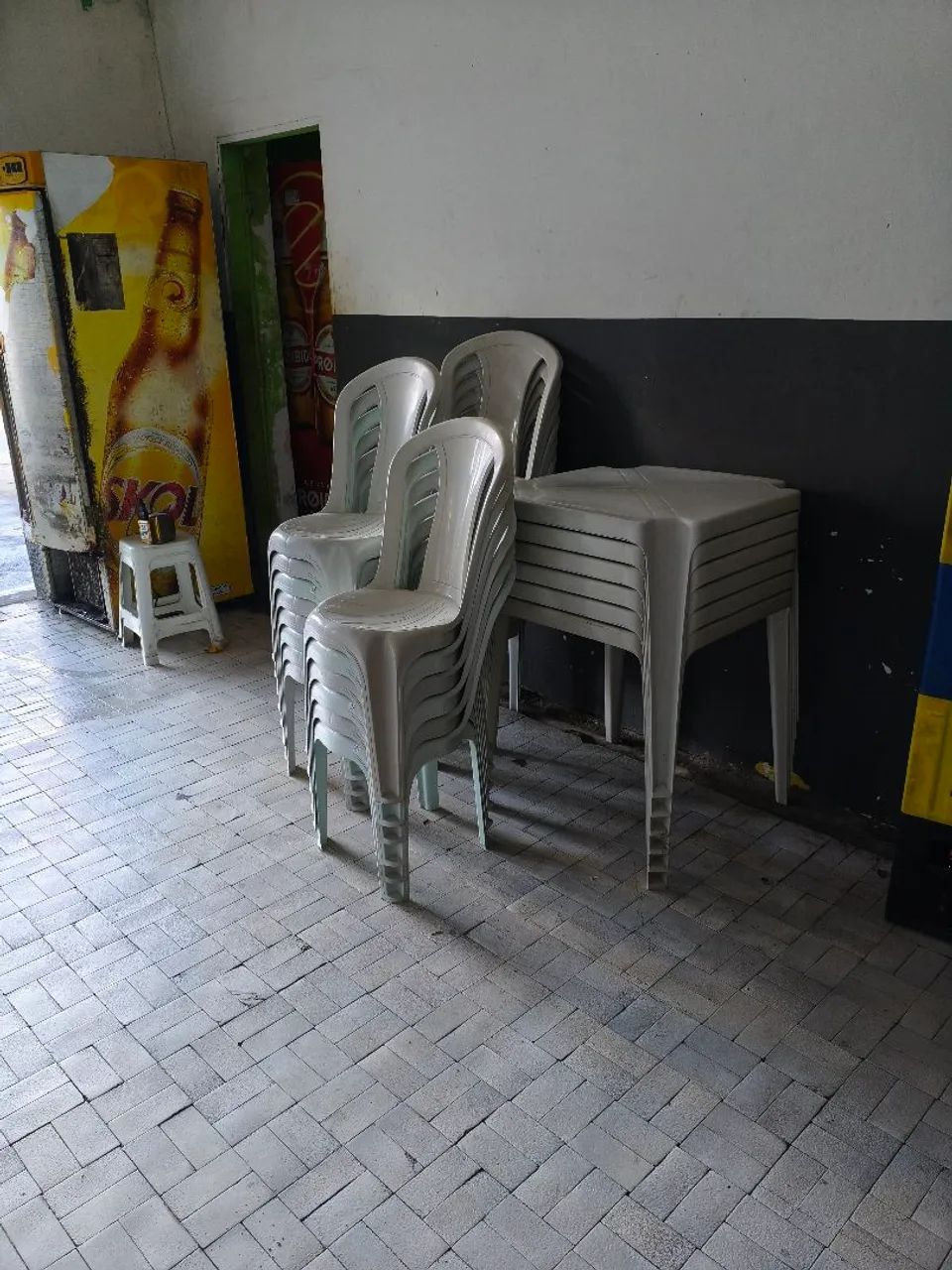 Conjunto mesas e cadeiras brancas  - Foto 2