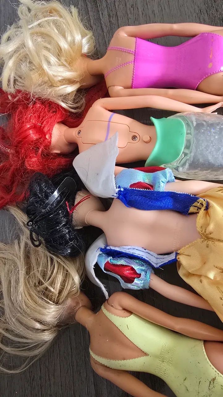 Lote com 7 bonecas usadas - Barbies e princesas Disney  - Foto 2