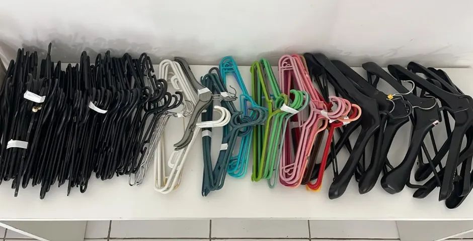 Cabides plástico, ferro ou para lojas - Foto 2