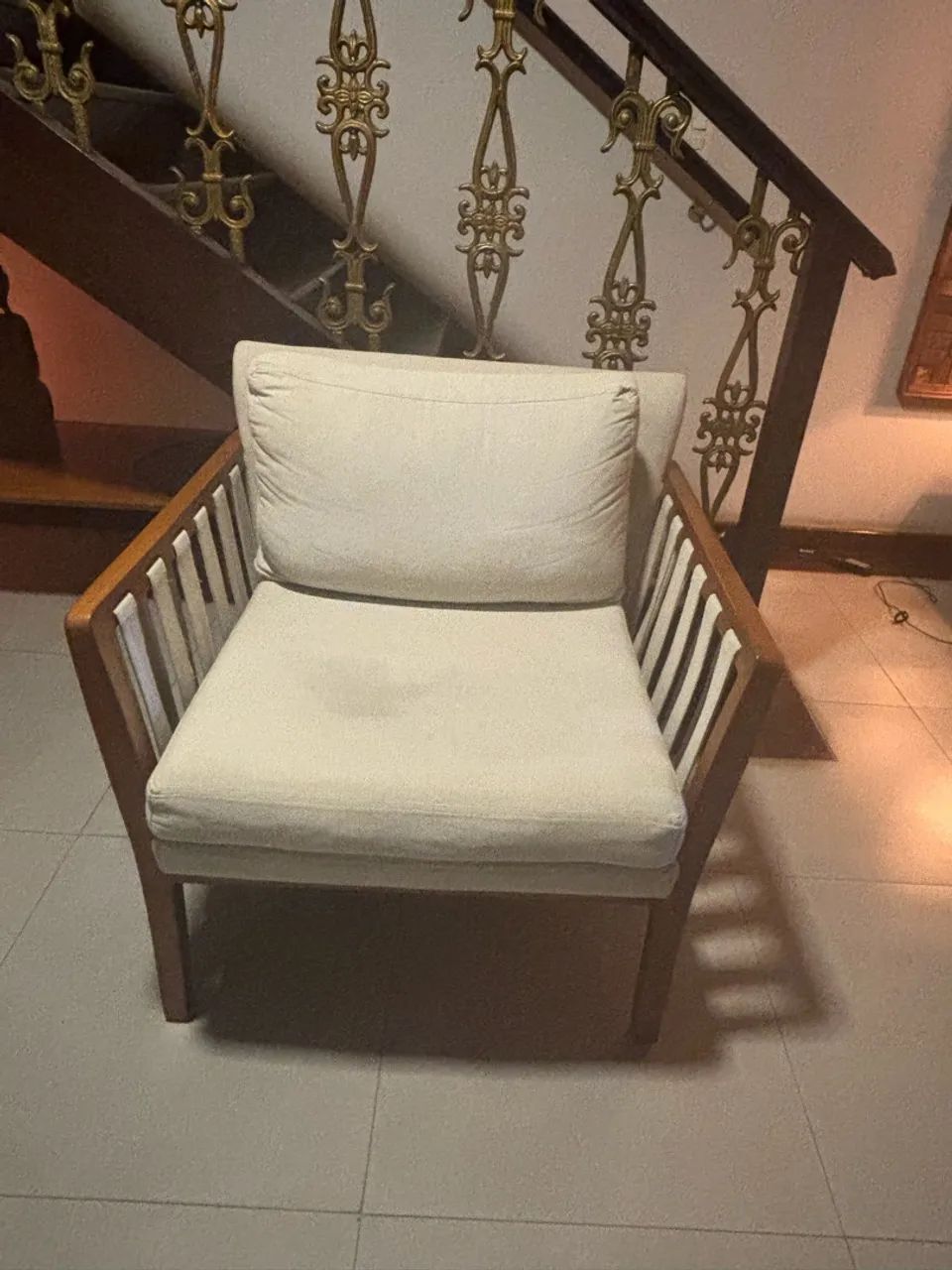 Poltrona de madeira maciça em linho. Usada.  - Foto 2