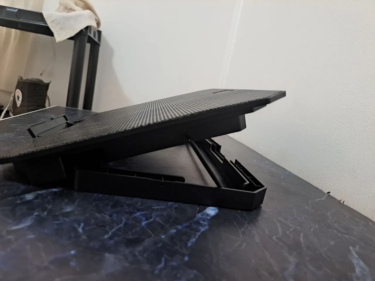 Vendo notebook gamer, Com memória extra de 8gb de Ram,  e com suporte de apoio. - Foto 3