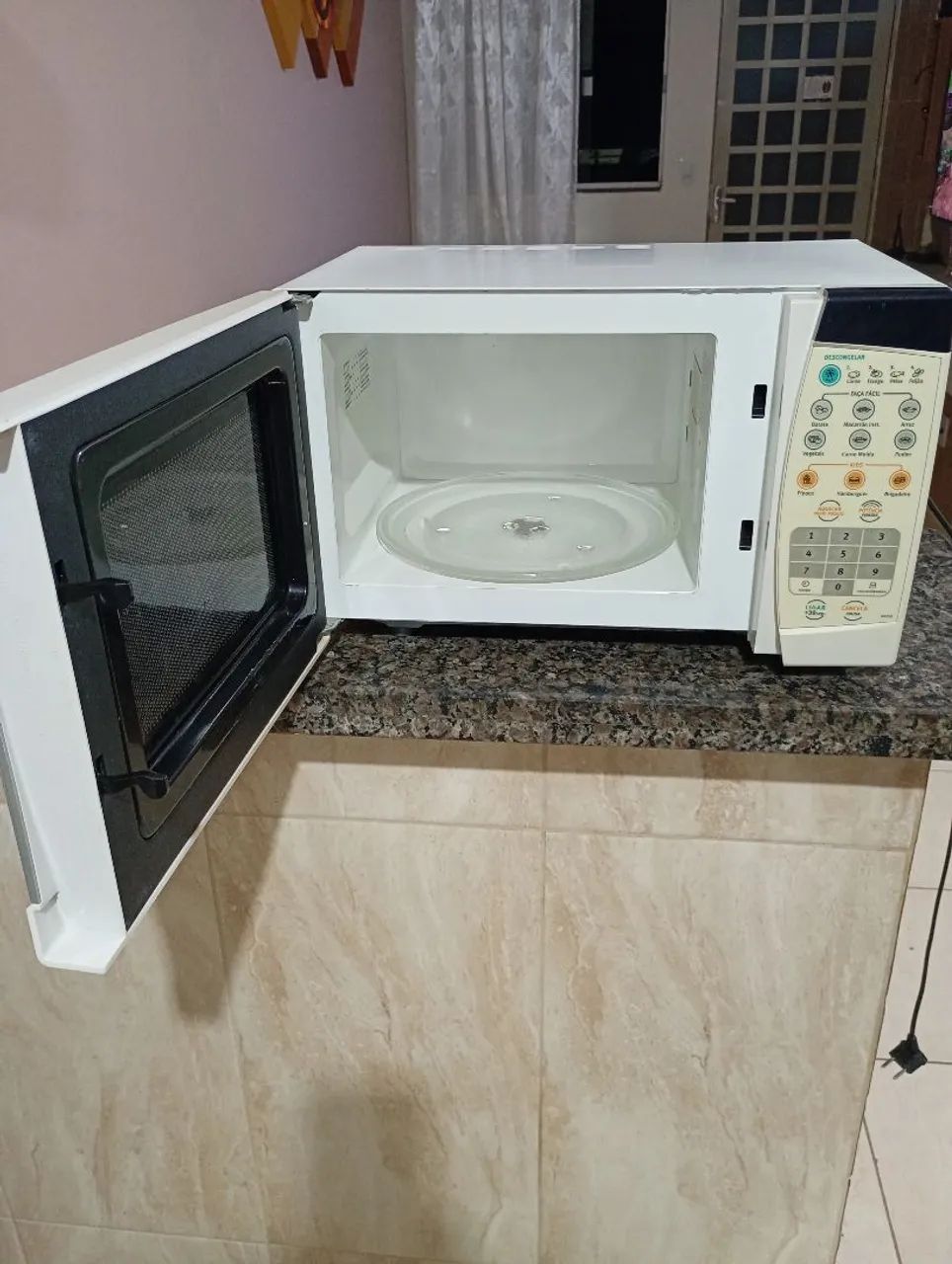Vendo microondas Electrolux de 26 LTS ótimo. - Foto 3