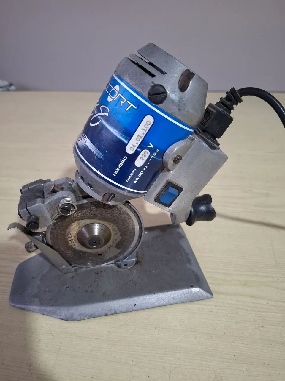 Maquina Pluscort 38  para cortar tecido - Foto 2