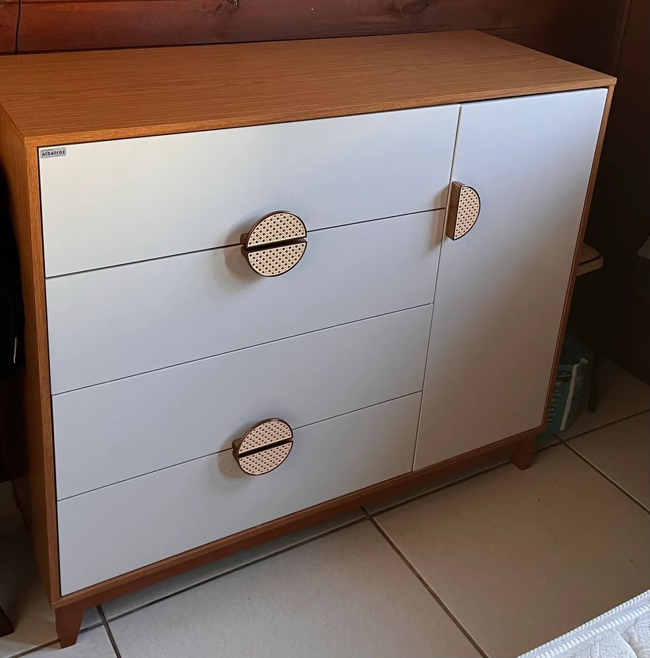 Cômoda 4 gavetas e 1 porta