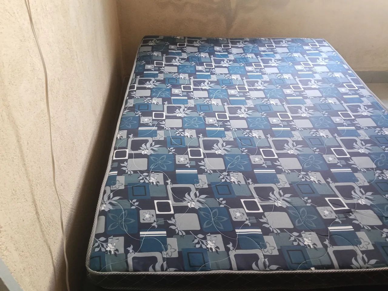 L Cama Box Casal com Colchão - Seminova e Confortável