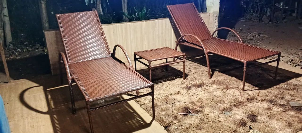 Jogo de espreguiçadeiras e mesa de centro  pronto entrega. - Foto 2