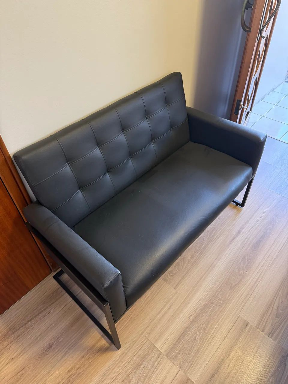 Sofá Namoradeira Preto Base em Ferro - Foto 2