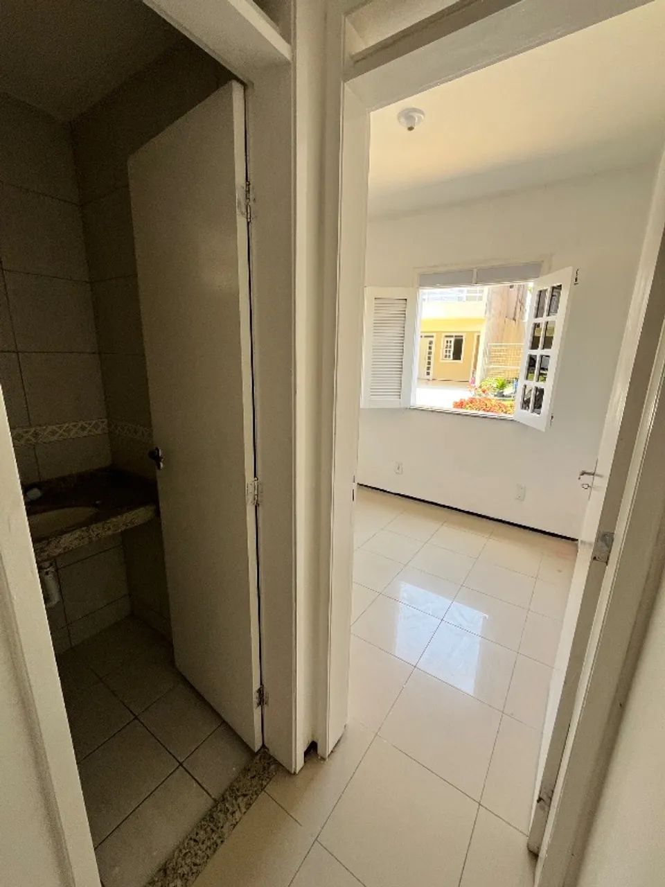 Alugo casa dupléx em condomínio com 3 suítes e 5 banheiros  - Foto 4