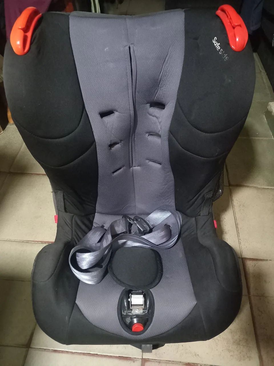 Cadeirinha infantil para carro.
