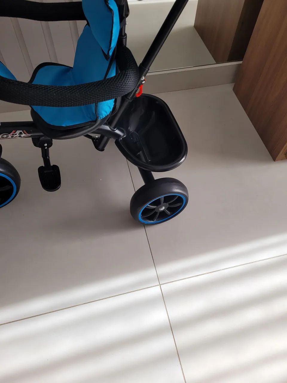 Triciclo Infantil com Empurrador - Usado Apenas 1 Vez - Foto 3