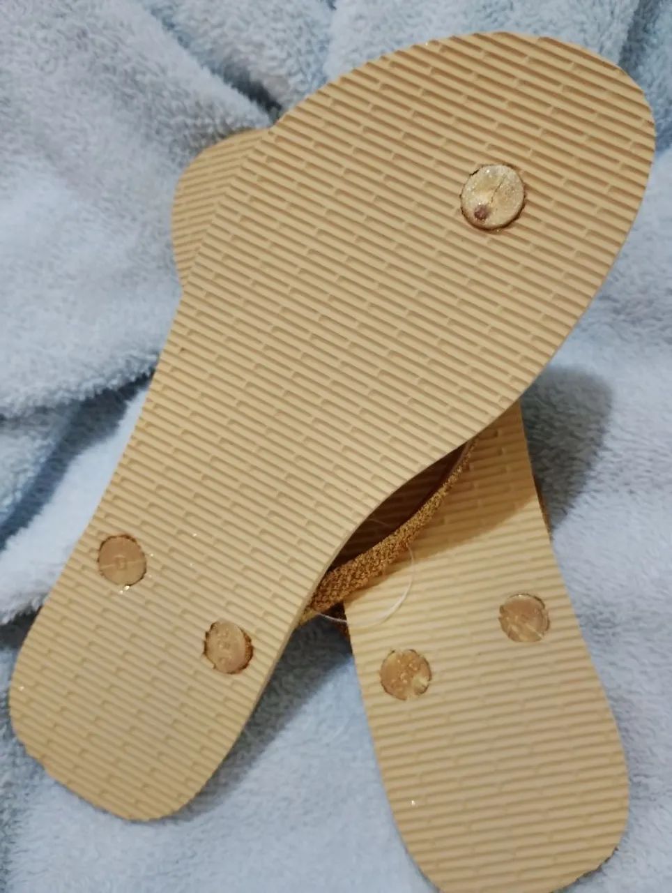 Chinelo havaiana dourado glitter  - Foto 3