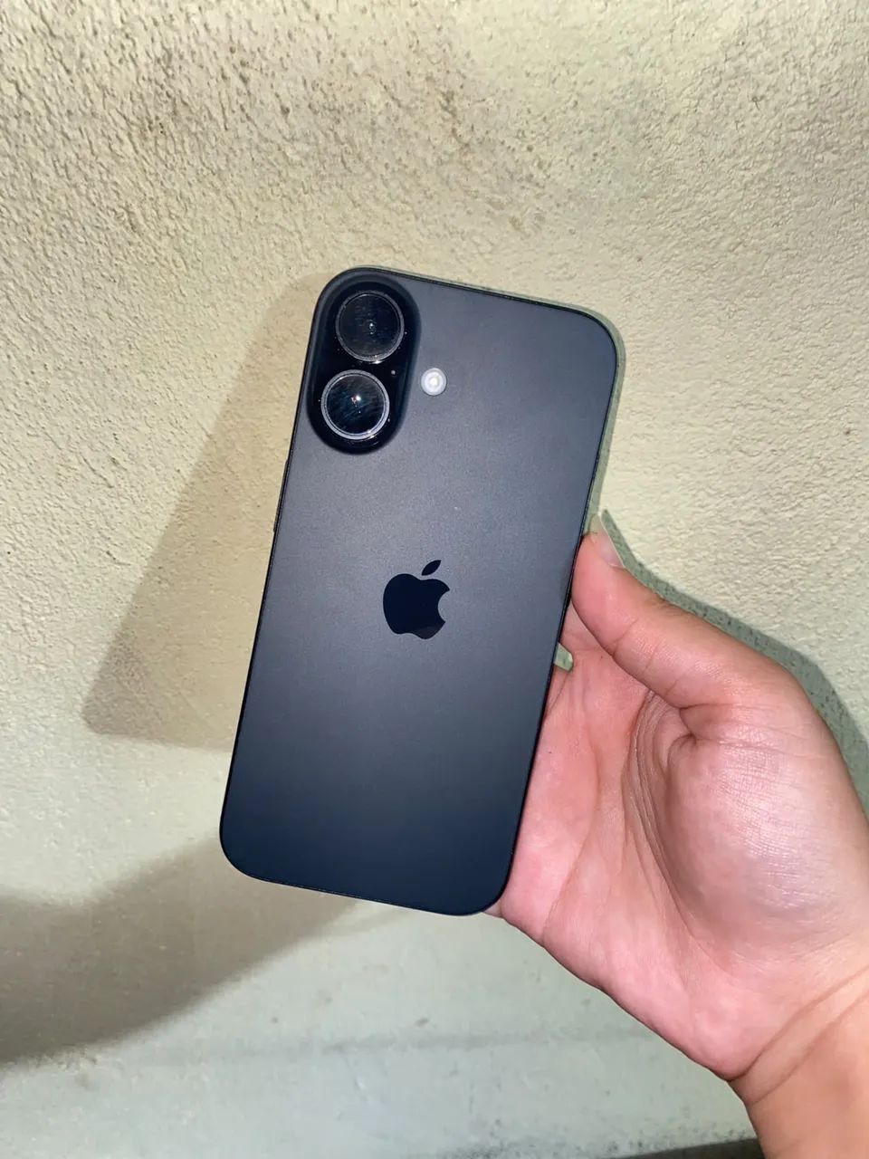 iPhone 16, semi novo. Comprado na loja, acompanha nota fiscal e caixa  - Foto 4