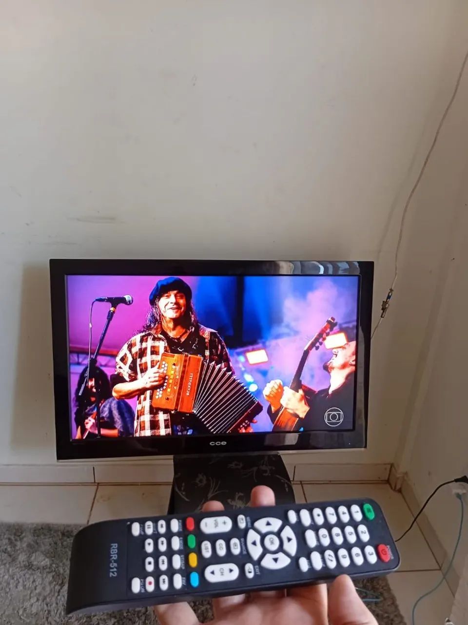 Tv digital CCE 45 polegadas com controle/não  é  SMART