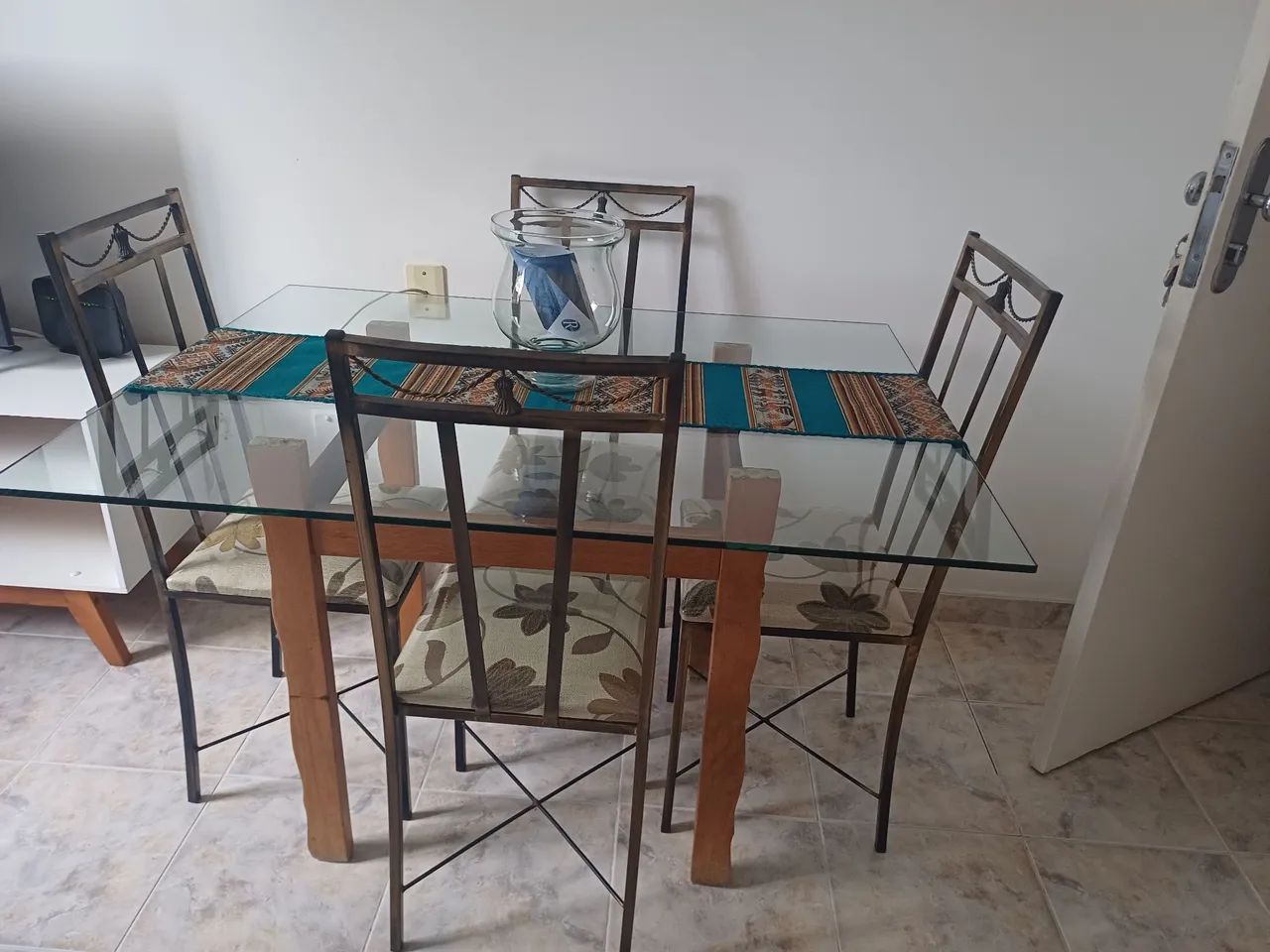 Vendo 4 cadeiras  novas, de ferro e  com plástico. - Foto 2