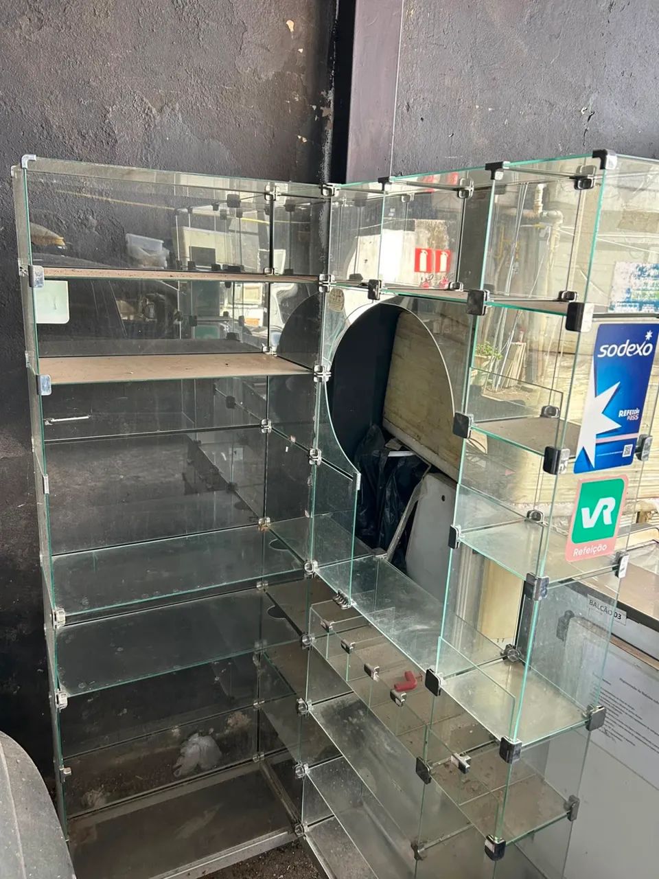 Balcão de vidro tipo caixa em L