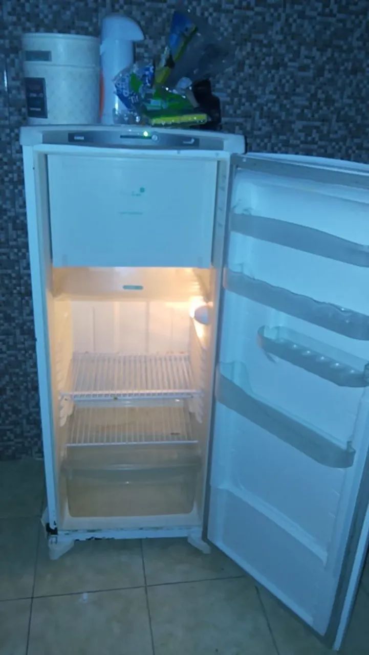 VENDO GELADEIRA EM PERFEITO ESTADO
