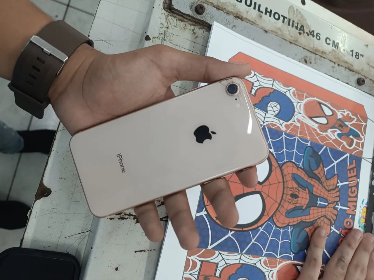 iPhone 8 funcionando tudo, pra vender logo! - Foto 2