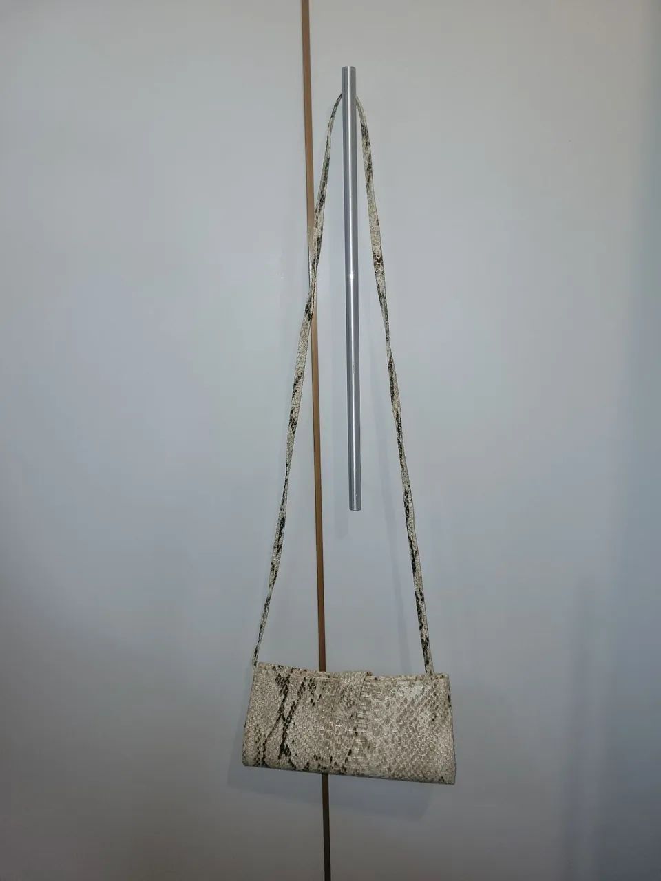 Bolsa transpassada couro cobra - Foto 2