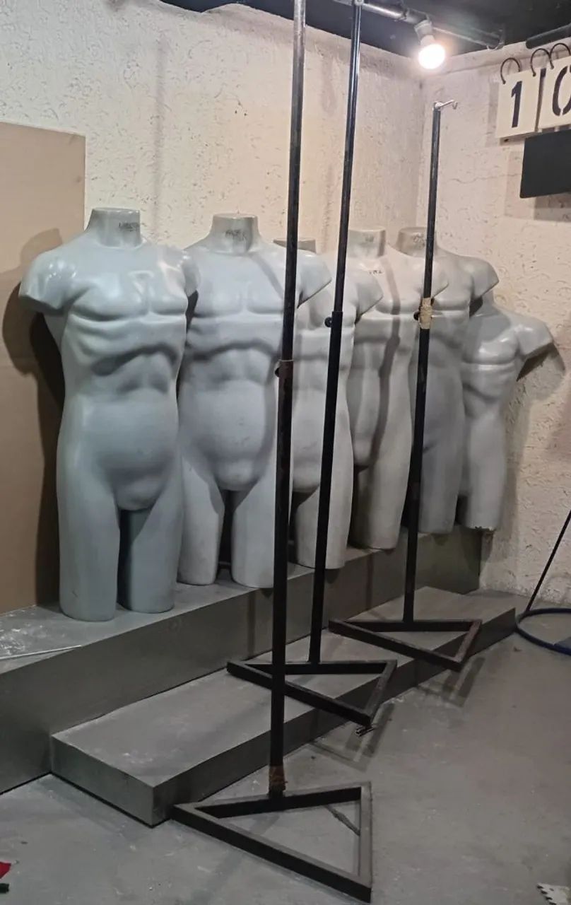 MANEQUINS MASCULINOS COM PEDESTAIS