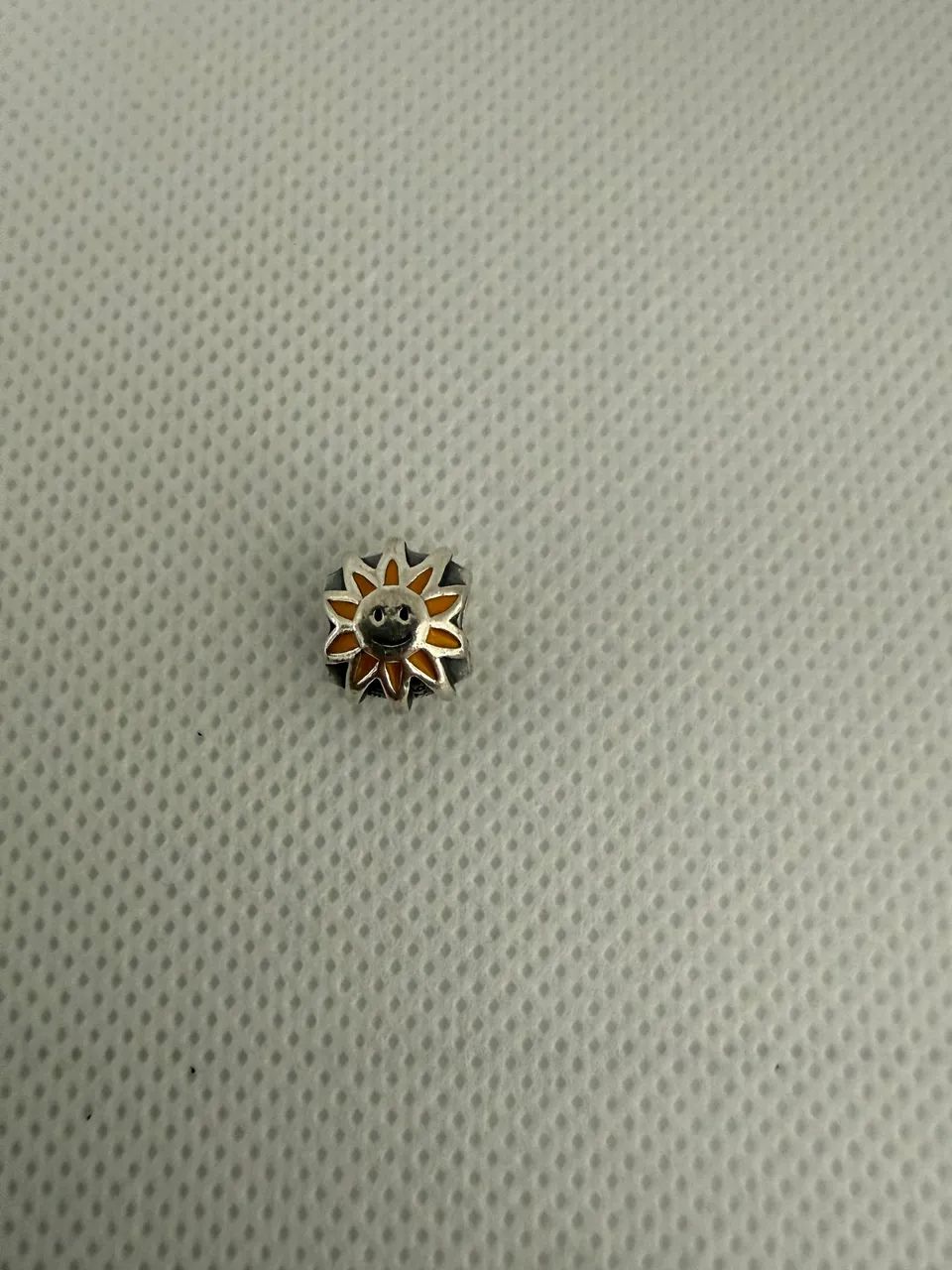 Charm da Pandora "Smiling Sun" (Sol Sorridente) em prata de lei com esmalte amarelo. - Foto 3