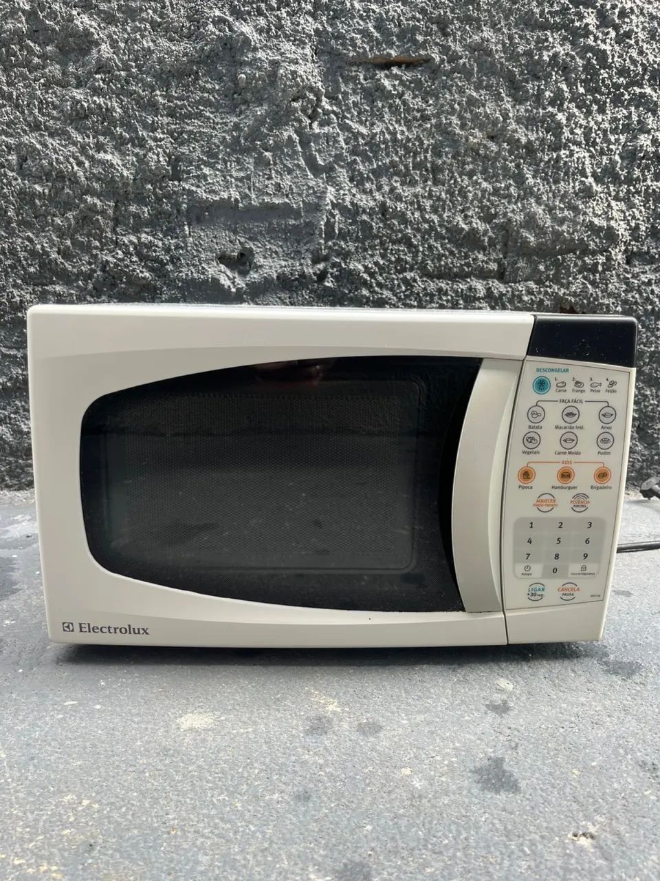 Micro-ondas Electrolux MEF28 - Funcionando