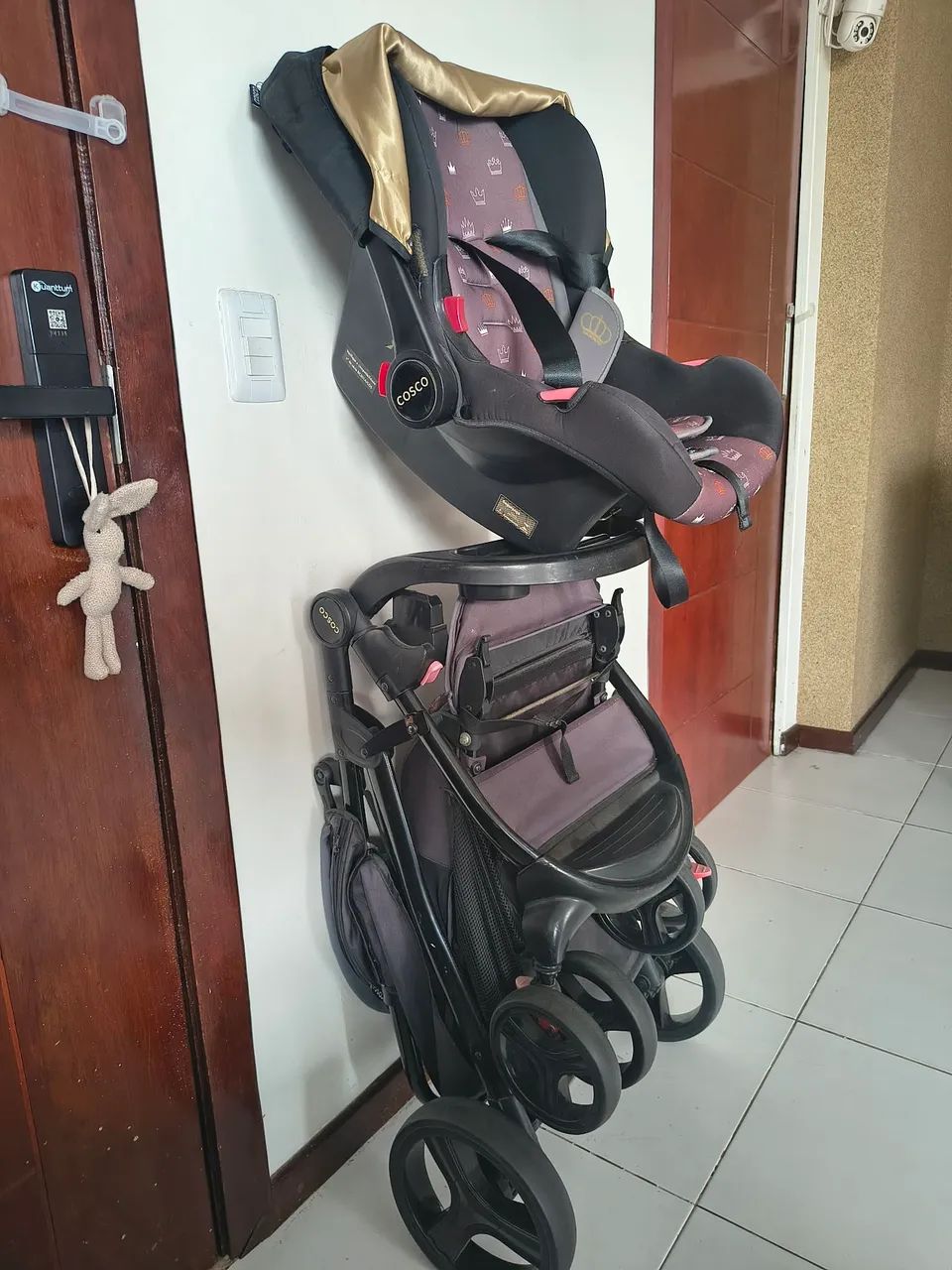 Carrinho de bebê com bebê conforto 