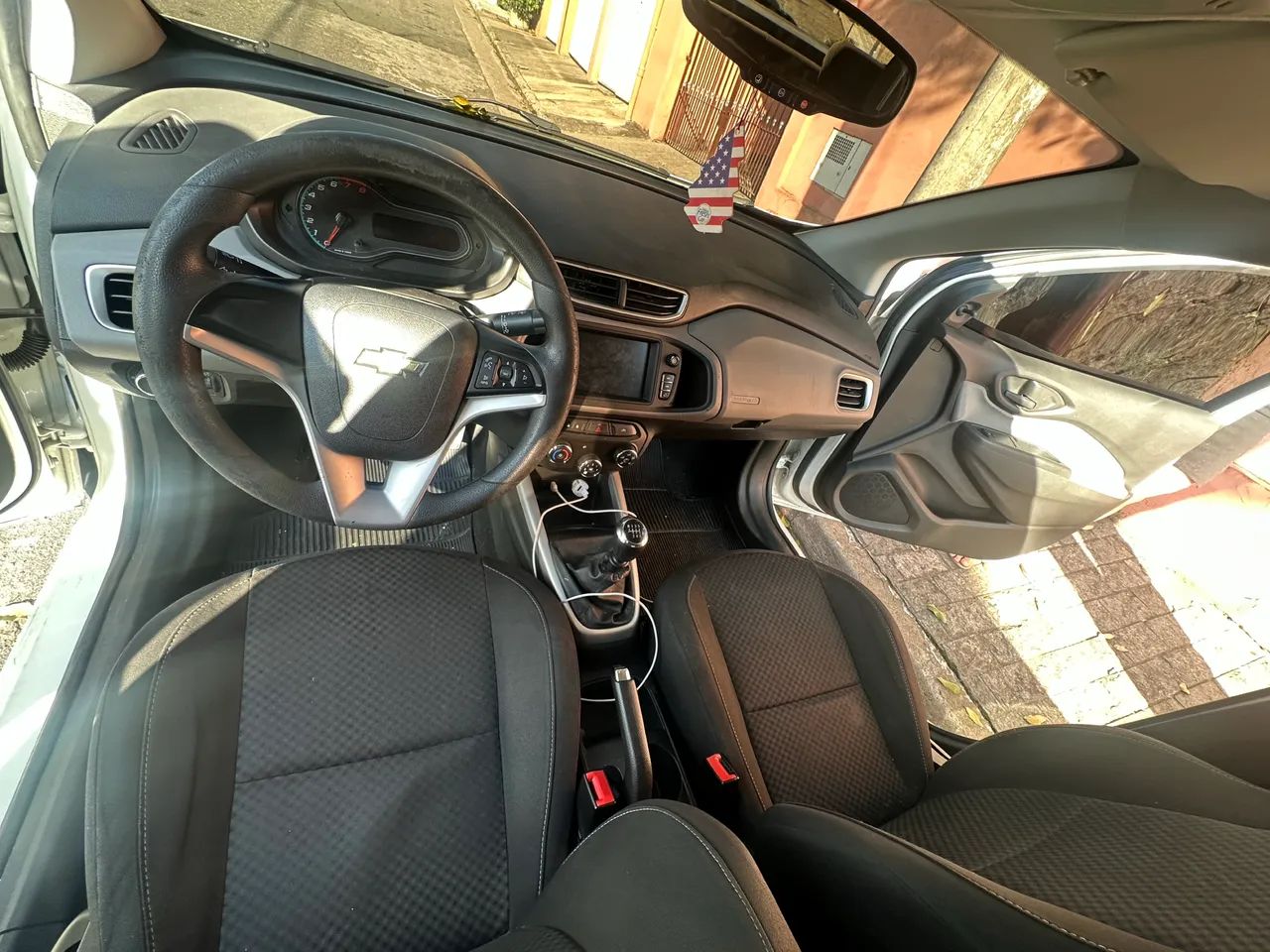 Chevrolet Onix Hatch LT 1.0 8V Flex Mec. 4P 2017 - Foto 2