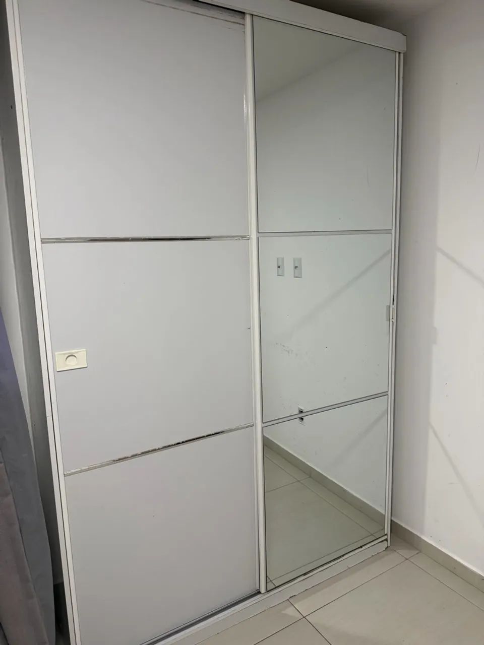Vendo guarda roupa de duas portas com espelho  - Foto 2