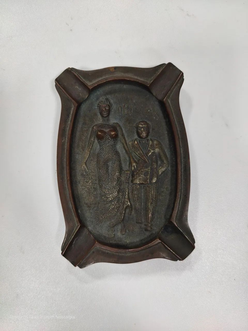 Antigo E Curioso Cinzeiro em Espessurado - Maciço e Pesado Bronze - Representando casal - Foto 2