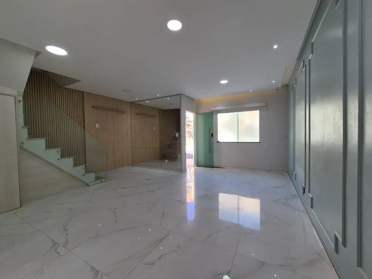 Casa Duplex com 03 quartos e área externa disponível para aluguel