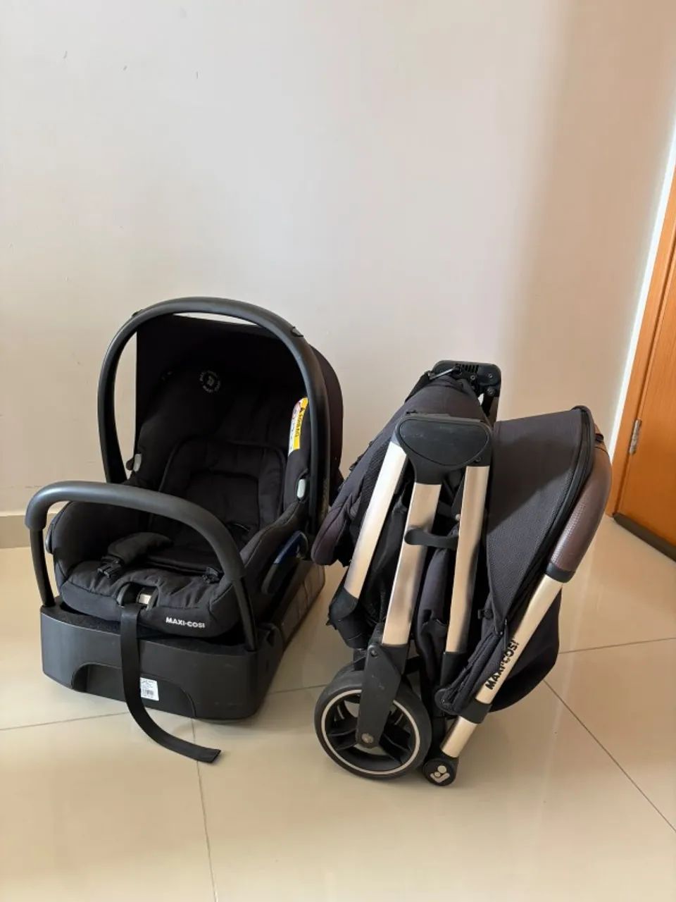 Carrinho de bebê com bebê conforto