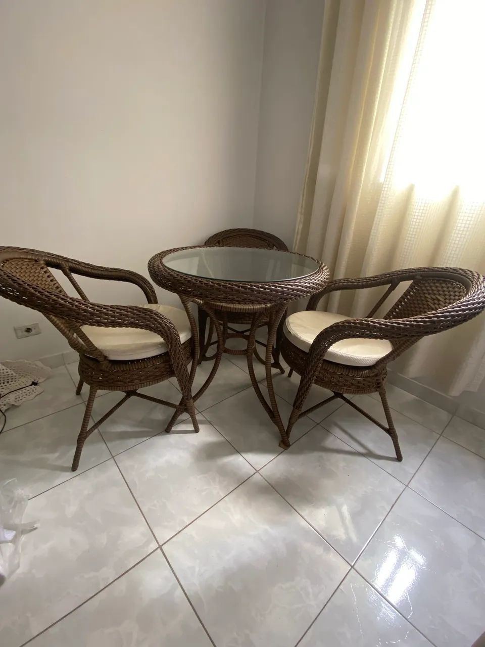Mesa linda com 3 cadeiras 