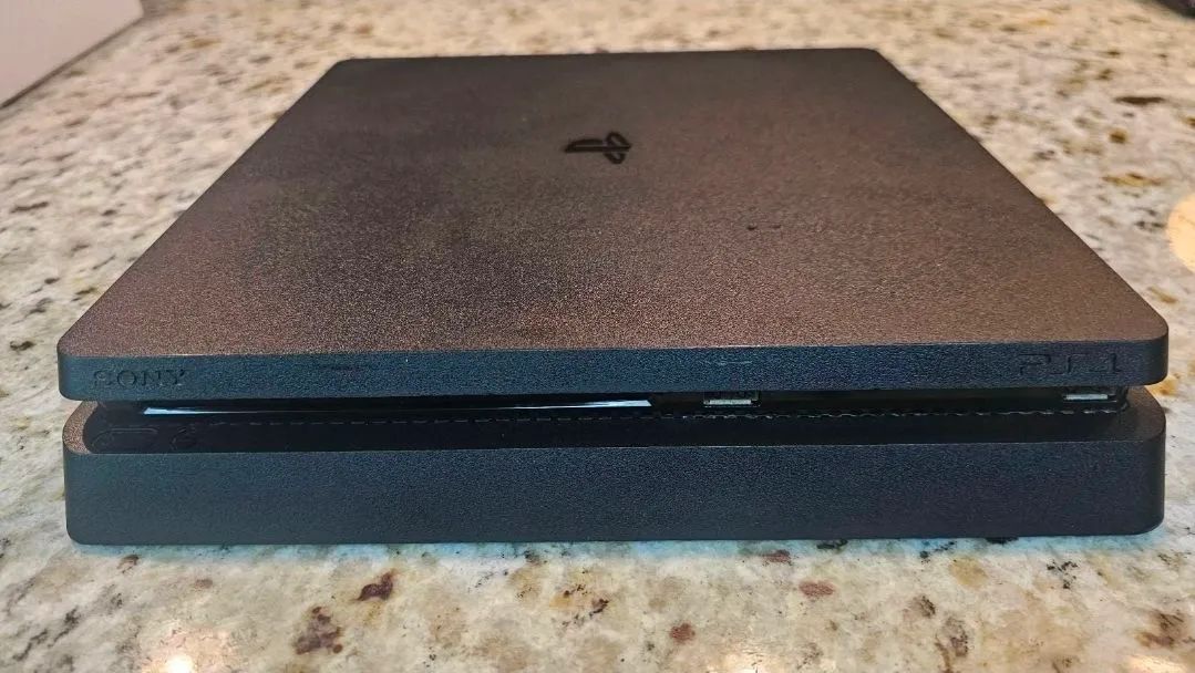 ps4 slim 480gb (ssd) com 2 controles, suporte/carregador e jogo god of war (2018). - Foto 2