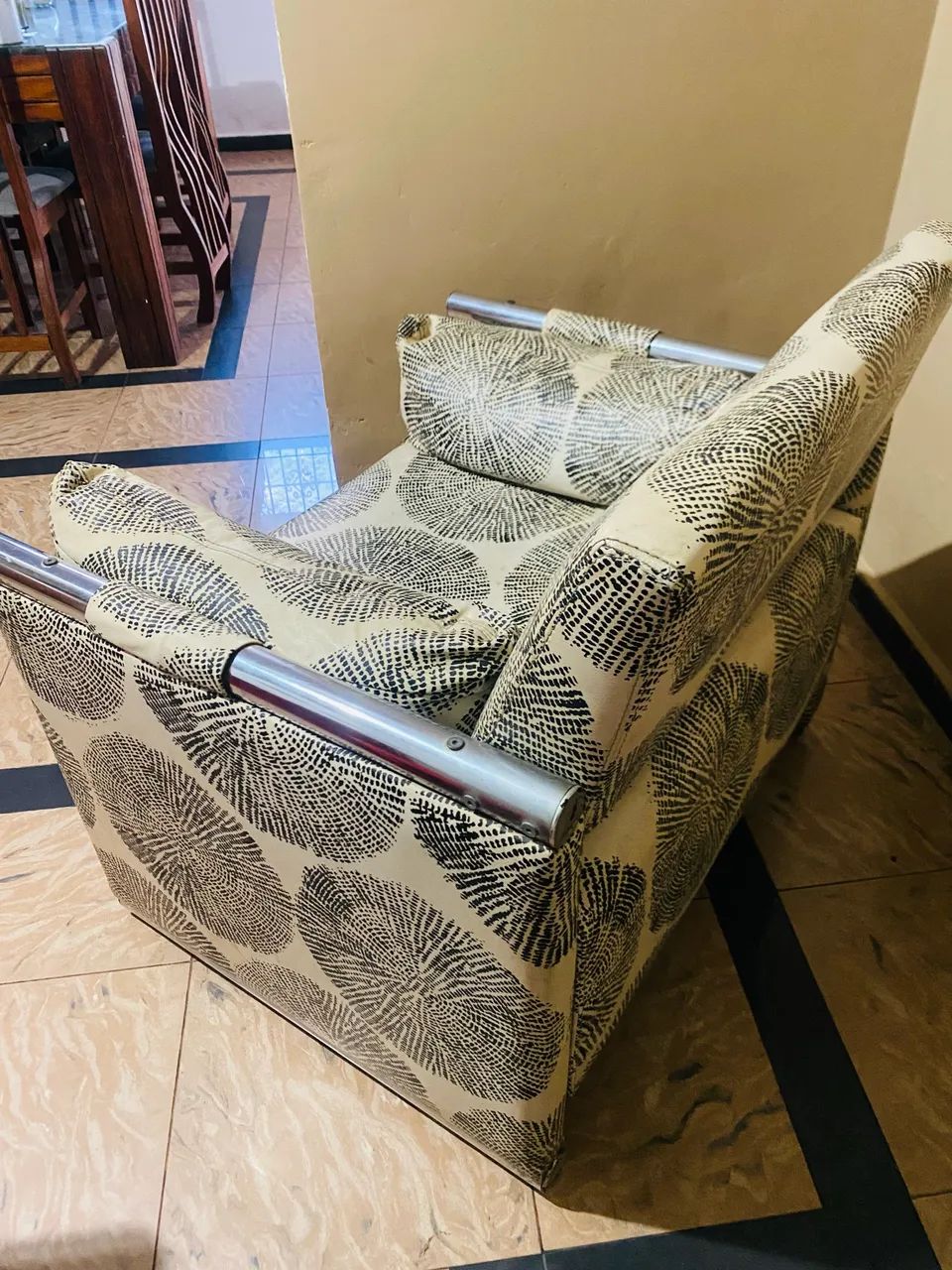 Poltrona Retrô em Courvim Impecável (90x70x80cm)